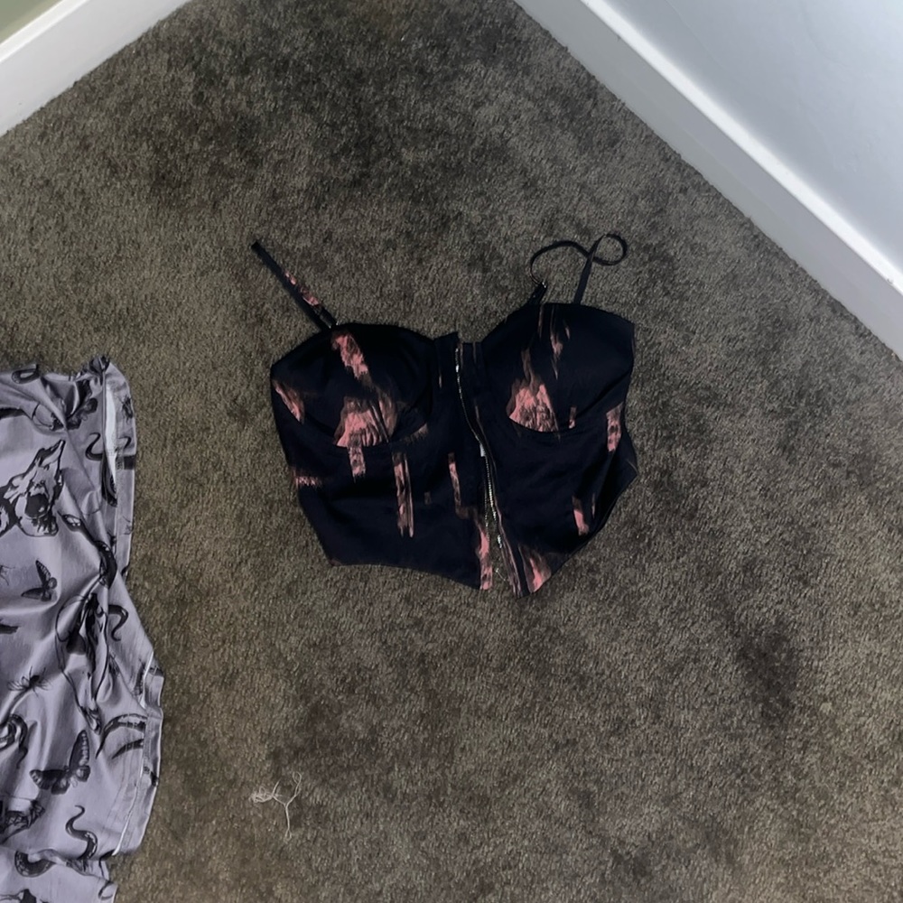 Black and pink zip up top.
